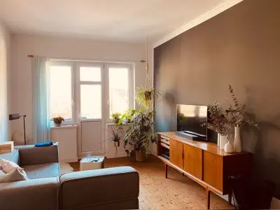 2 Zimmer/2 Balkonen zw Schanze & Eimsbüttel. Suchen größer.