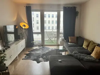 2 Zimmer mit großem Balkon zwischen Alexanderplatz und Boxi