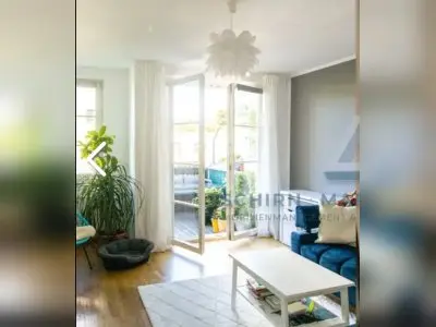 Biete 2 Zimmer 65 qm mit großem Balkon