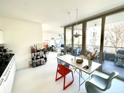 Urbane Neubau-Architekturperle mit Blick auf Grünpark