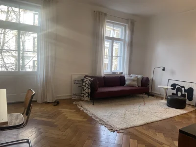 Wunderschöne Altbauwohnung mit Kamin und Balkon im Lehel