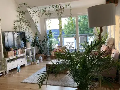 Helle Dachgeschosswohnung mit 5m-Decken und Sonnenbalkon