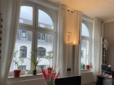 Helle Altbau Zweizimmerwohnung mit Balkon