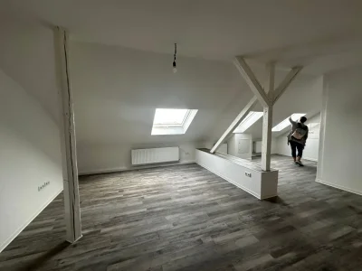 4-Raum Dachgeschoss Wohnung, EBK und Badewanne