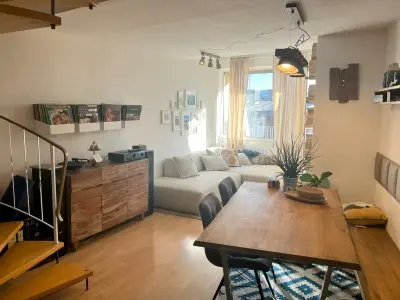 Schicke Mezzanine Wohnung mit großem Balkon