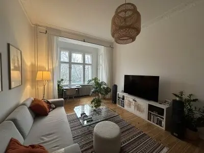 Schöne, sanierte 2 Zimmer Altbauwohnung