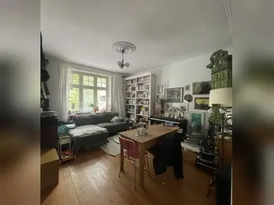 Schöner Altbau mit zwei Balkonen