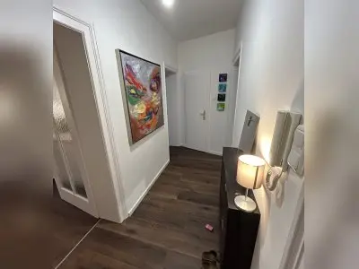Wunderschöne zentrale 2 Zi Wohnung (Renoviert, Neue Küche)