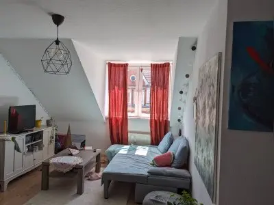 Helle, zentrale 2 Zimmer DG Wohnung gegen 3 Zimmer im Grünen