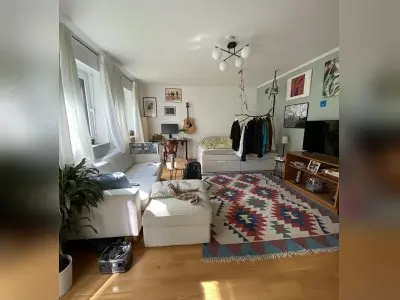 Biete schöne und sehr helle 1,5 Z Whg mit Süd-Terrasse