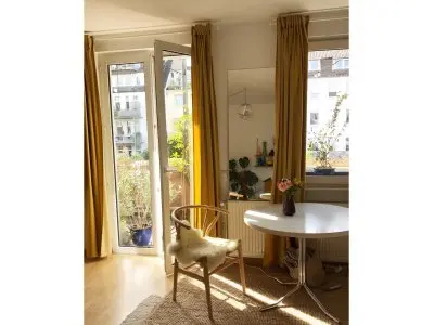 * Helle, zentrale Wohnung mit großem Balkon *