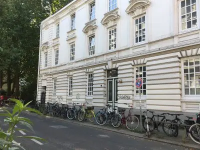 Kleine Altbauwohnung mit Gartenanteil am Schlump gg. 4+ Zim