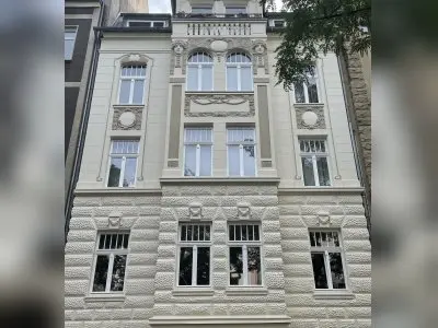 Kernsanierter Altbau, Beletage mit Erker und Balkon