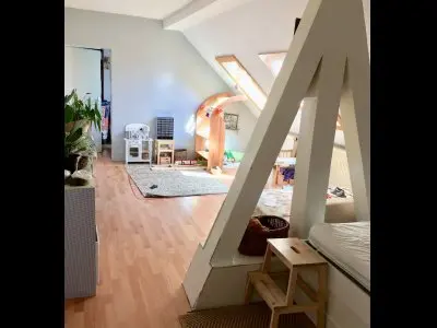 Helle 2 Zimmer-Dachgeschoss-Wohnung in Moabit