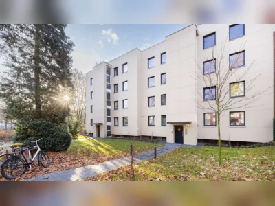 Wohnküche und Balkon, neu renoviert gegen 2-3 Zimmer