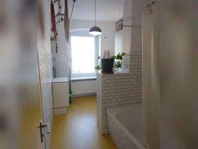 Tausche zwei Zimmer mit EBK und Badewanne im Wrangelkiez