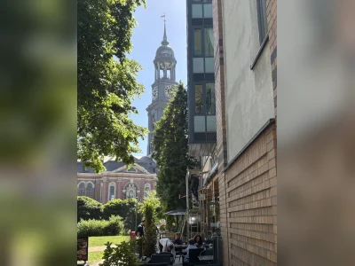 Tausche 2-Zimmer mit Blick auf den Michel