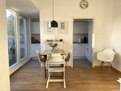 Helle 3 Zimmer DG-Wohnung in Mitte gegen 5 Zimmer im Kiez