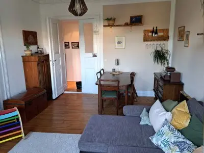 Schöne helle Altbauwohnung mit Stuck und Flügeltüren