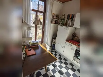 2-Zi. Altbau-Wohnung mit Süd-Balkon im Westend